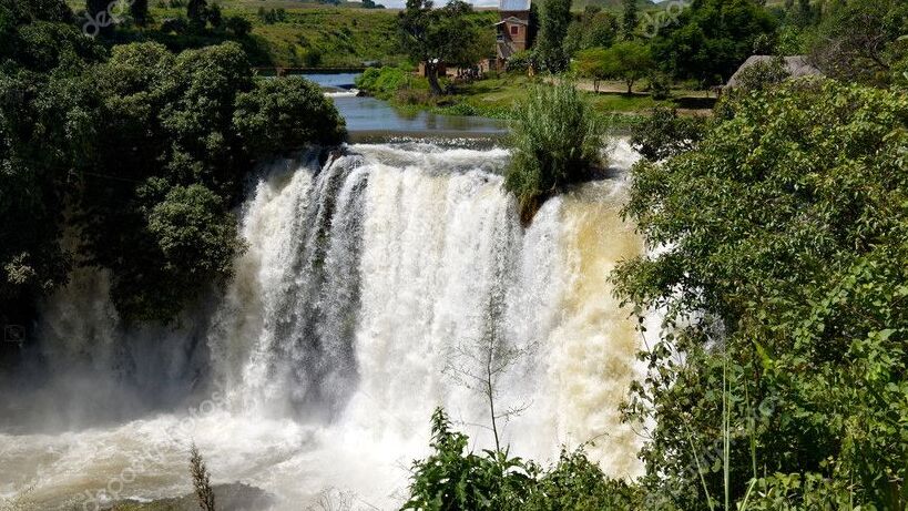 Une cascade impressionnante jaillit au cœur de la forêt des hauts plateaux du centre de Madagascar, créant un spectacle naturel à couper le souffle.